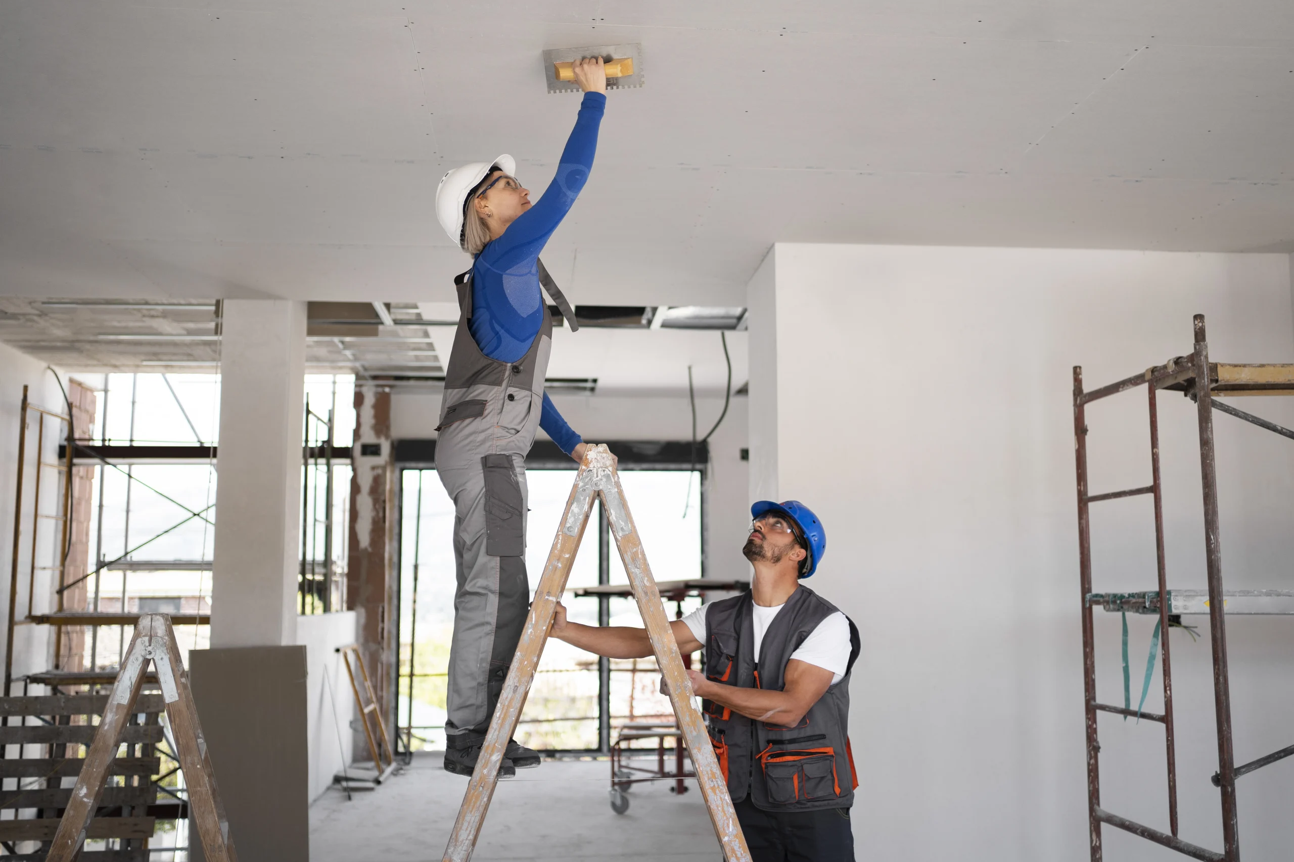 gesseiros aplicando gesso em obra